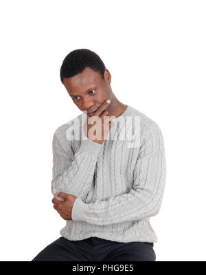 Nahaufnahme der Afrikanischen Mann sitzen und denken Stockfoto