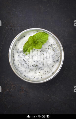 Traditionelle indische Raita mit DAHI als Close-up in eine Schüssel geben. Stockfoto