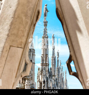 Statuen auf dem Dach des berühmten Mailänder Dom Dom Stockfoto