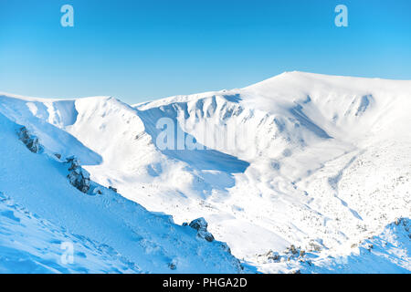 Strecke der Berge Gipfel im Schnee Stockfoto