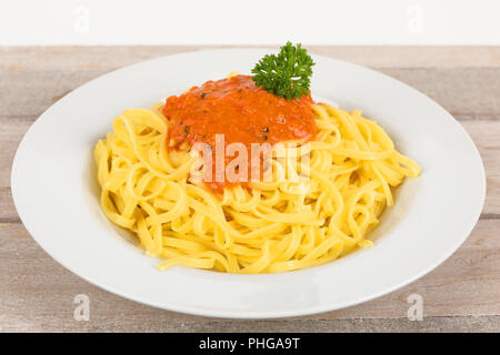 Bandnudeln mit Tomatensoße Stockfoto