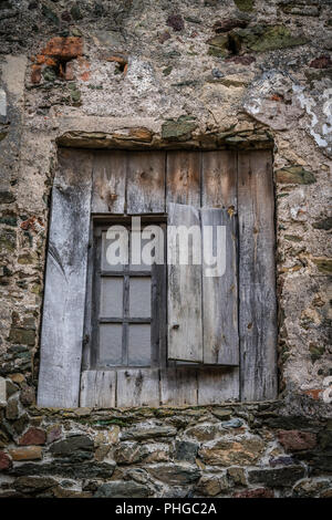 Alte Holz- Fenster in die dicken Mauern der Burg Stockfoto