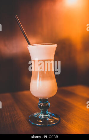 Kaffee Latte im Longdrinkglas Stockfoto
