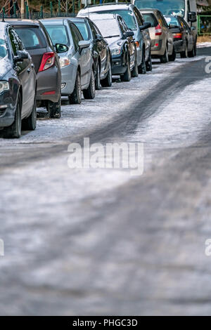 Reihe von geparkten Autos am Straßenrand Stockfoto