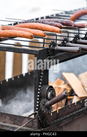 Schweine- und Rindfleisch Wurst auf dem Grill Stockfoto