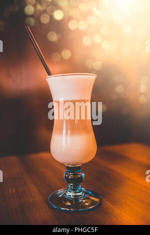 Kaffee Latte im Longdrinkglas Stockfoto