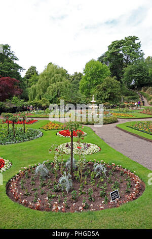 Skulpturen Brunnen in der Dingle, Steinbruch Gärten, Shrewsbury Stockfoto