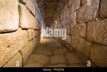 Korridor der römischen Zisterne mit Besuchern an arabische Alcazaba Citadel. Mérida, Extremadura, Spanien Stockfoto