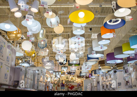 Badajoz, Spanien - 25. Mai, 2018: Großes Zentrum von Leroy Merlin Store mit vielen Kronleuchter. Leroy Merlin ist home - Verbesserung Einzelhändler Stockfoto