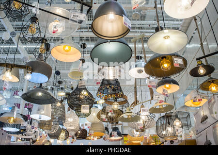 Badajoz, Spanien - 25. Mai, 2018: Großes Zentrum von Leroy Merlin Store mit vielen Vintage Kronleuchtern. Leroy Merlin ist home - Verbesserung Einzelhändler Stockfoto