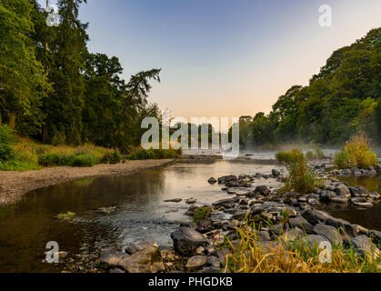 Pre Dawn Nebel auf dem Teviot Fluss, Schottland Stockfoto