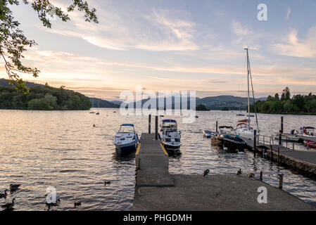 Bowness-on-Windermere, England - August 4, 2018: Panoramablick auf Günstig Yachten, wie die Sonne über dem See Windermere Stockfoto