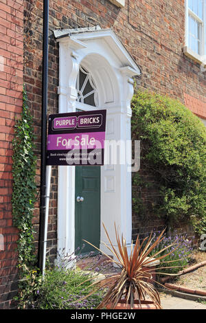 Lila Ziegel Immobilien Agentur sign Stockfoto
