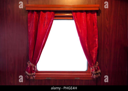Rote Vorhänge am Fenster Stockfoto