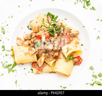 Italienische Paccheri Pasta mit Schwertfisch Stockfoto