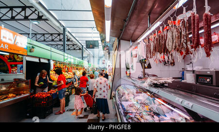 Girona, Spanien - 9. Juli 2018: Lleo Markt im Zentrum von Girona ist eine beliebte Markthalle mit frischem Fisch, Fleisch, etc. Stockfoto