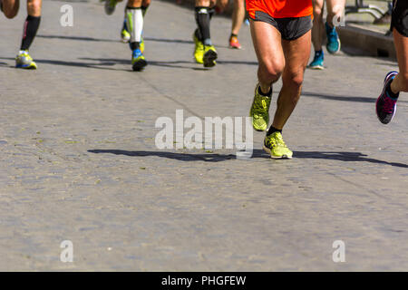 Detail einer Gruppe von Läufern während einer City Marathon Stockfoto