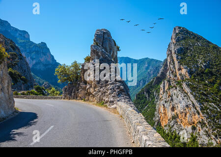 Die Haarnadel auf einem Berg Straße biegen Stockfoto