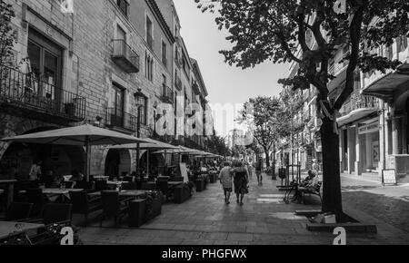 Girona, Spanien - 9. Juli 2018: Rambla de la Libertal ist die Hauptstraße, die durch zentrale Girona in Katalonien. Die Straße ist mit Cafés Stockfoto