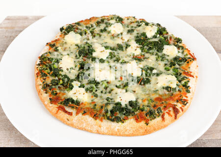 Pizza mit Spinat Stockfoto