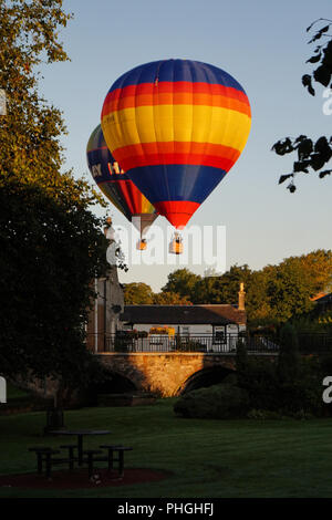 Strathaven Hot Air Balloon Festival 2018 - Kleine Stadt Unterhaltung, bunte Luftballons, bis nach oben, und entfernen Sie sie Stockfoto