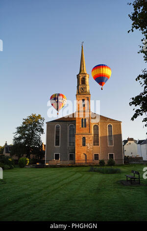 Strathaven Hot Air Balloon Festival 2018 - Kleine Stadt Unterhaltung, bunte Luftballons, bis nach oben, und entfernen Sie sie Stockfoto