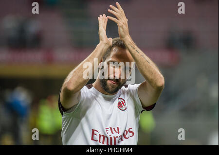 Mailand, Italien. 31 Aug, 2018. Serie A Fussball, AC Mailand gegen AS Roma; Gonzalo Higuaín von AC Mailand Wellen die Anhänger der Credit: Gaetano Piazzolla/Pacific Press/Alamy leben Nachrichten Stockfoto