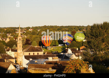 Strathaven Hot Air Balloon Festival 2018 - Kleine Stadt Unterhaltung, bunte Luftballons, bis nach oben, und entfernen Sie sie Stockfoto