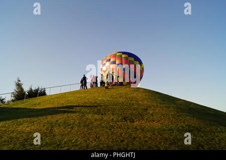 Strathaven Hot Air Balloon Festival 2018 - Kleine Stadt Unterhaltung, bunte Luftballons, bis nach oben, und entfernen Sie sie Stockfoto
