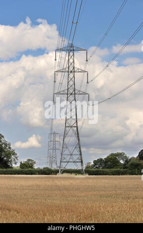 Reihe von Strommasten in einem englischen Landschaft in den Chilterns Stockfoto