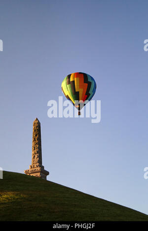 Strathaven Hot Air Balloon Festival 2018 - Kleine Stadt Unterhaltung, bunte Luftballons, bis nach oben, und entfernen Sie sie Stockfoto