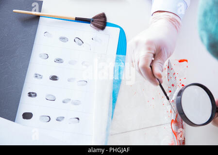 Kriminologen Polizei Chemiker bei der Kriminalität Beweise suchen Stockfoto