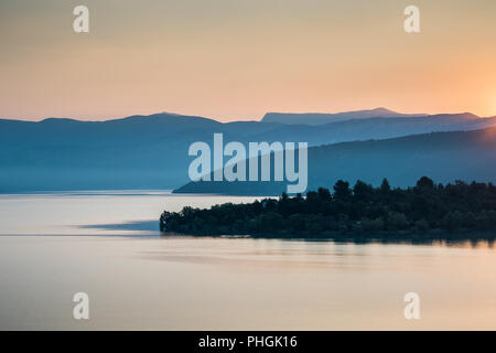 See von Sainte-Croix, Provence, Frankreich, Europa. Stockfoto