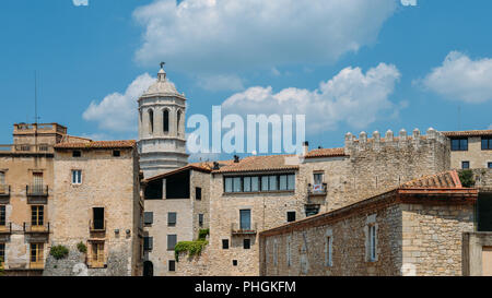 Luftbild der Altstadt von Girona, in Spanien, von oben Hervorhebung der Glockenturm der Kathedrale gesehen Stockfoto