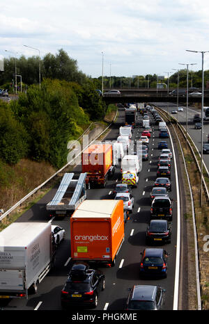 Stau wegen Unfall auf Autobahn M4 an der Ausfahrt 12, Straße verläuft zwischen London und Wales Stockfoto