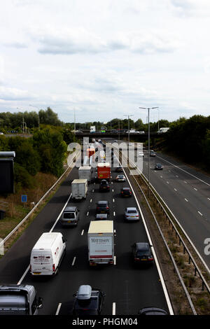 Stau wegen Unfall auf Autobahn M4 an der Ausfahrt 12, Straße verläuft zwischen London und Wales Stockfoto