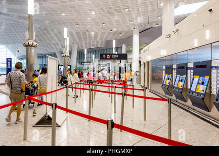 01.09.2018, Hong Kong, China: Innenansicht des Express Rail Link-Hong Kong West Kowloon Station. Menschen besuchen die Station am Tage der Offenen Tür Stockfoto