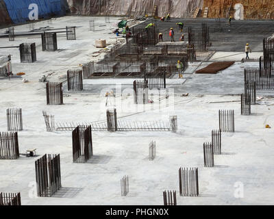 Ein Luftbild der Baustelle, wo in der Spalte aktiv auf der Platte für die nächste Stufe zur Verfügung gestellt wird. Arbeitnehmer arbeiten in Phasen. Stockfoto