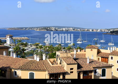 Boote außerhalb von Puerto Portals Marina und ein Blick in Richtung Palma Nova verankert Stockfoto