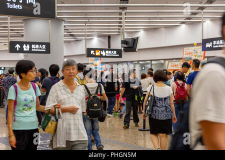 01.09.2018, Hong Kong, China: Innenansicht des Express Rail Link-Hong Kong West Kowloon Station. Menschen besuchen die Station am Tage der Offenen Tür Stockfoto