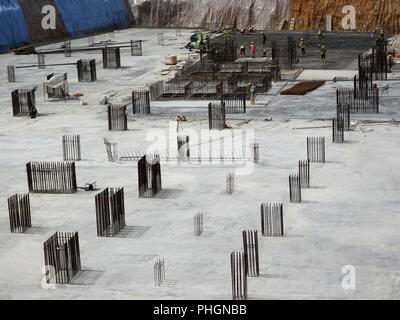 Ein Luftbild der Baustelle, wo in der Spalte aktiv auf der Platte für die nächste Stufe zur Verfügung gestellt wird. Arbeitnehmer arbeiten in Phasen. Stockfoto