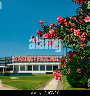 Estoril, Portugal - 30. August 2018: die Fassade der Casino Estoril in Estoril Stadt, etwas außerhalb von Lissabon. Eines der größten Casinos in Europa Stockfoto