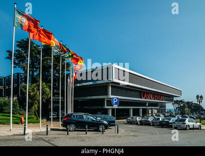 Estoril, Portugal - 30. August 2018: die Fassade der Casino Estoril in Estoril Stadt, etwas außerhalb von Lissabon. Eines der größten Casinos in Europa Stockfoto