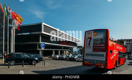 Estoril, Portugal - 30. August 2018: die Fassade der Casino Estoril in Estoril Stadt, etwas außerhalb von Lissabon. Eines der größten Casinos in Europa Stockfoto