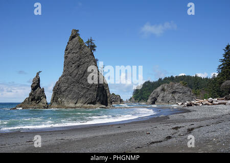 Sea Stacks an der Rialto Beach, Olympic National Park, Washington, USA Stockfoto