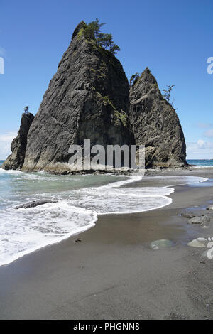 Sea Stacks an der Rialto Beach, Olympic National Park, Washington, USA Stockfoto