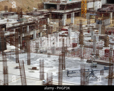 Ein Luftbild der Baustelle, wo in der Spalte aktiv auf der Platte für die nächste Stufe zur Verfügung gestellt wird. Arbeitnehmer arbeiten in Phasen. Stockfoto