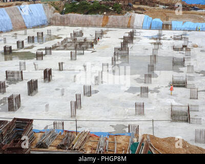 Ein Luftbild der Baustelle, wo in der Spalte aktiv auf der Platte für die nächste Stufe zur Verfügung gestellt wird. Arbeitnehmer arbeiten in Phasen. Stockfoto