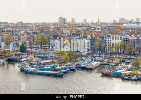 AMSTERDAM, NIEDERLANDE - 11. NOVEMBER: Blick auf Amsterdam und Boote auf dem IJ Fluß am 11. November 2009. Amsterdam ist von der UNESCO in die Liste der Welt Herit enthalten Stockfoto