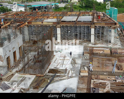 Ein Luftbild der Baustelle, wo in der Spalte aktiv auf der Platte für die nächste Stufe zur Verfügung gestellt wird. Arbeitnehmer arbeiten in Phasen. Stockfoto